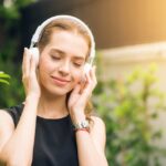 כיצד האזנה למוזיקה משפרת את היתרונות של טיפולים אסתטיים